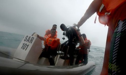 EVAKUASI KORBAN AIRASIA : KRI Banda Aceh Kembalu Melaut Cari Badan Pesawat