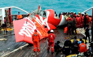 FOTO PESAWAT AIRASIA DITEMUKAN : Begini Kondisi Potongan Ekor Airasia QZ 8501