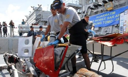 FOTO PESAWAT AIRASIA DITEMUKAN : KRI Bawa Serpihan Airasia ke Ujung