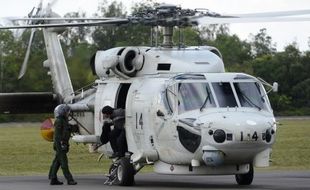 FOTO PESAWAT AIRASIA HILANG : Begini Heli Sea Hawk Jepang Bantu Evakuasi