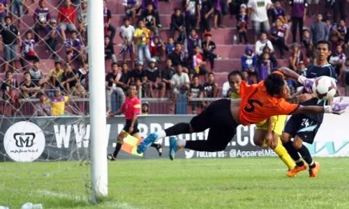 FOTO PIALA GUBERNUR JATIM : Berjibaku, Persela Adang Persik