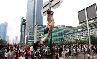 FOTO POLE DANCE : Tiang Rambu Lalu Lintas Jadi Media Menari