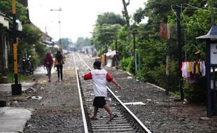 KECELAKAAN KARANGANYAR : KA Hantam Xenia di Perbatasan Gondangrejo Karanganyar