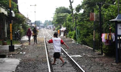 FOTO RAILBUS BATARA KRESNA : Begini Aktivitas Bantaran Rel di Sangkrah