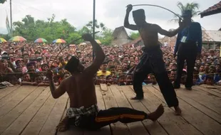 FOTO TRADISI OJUNG : Wow! Ratusan Warga Baku Pukul Rotan!