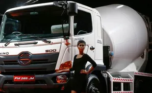 FOTO TRUK TERBARU : SPG Kawal Truk Terbaru Hino