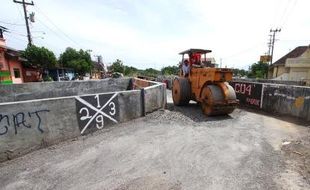 FOTO UNDERPASS MAKAMHAJI : Jalan Sayap Underpass Diaspal Ulang