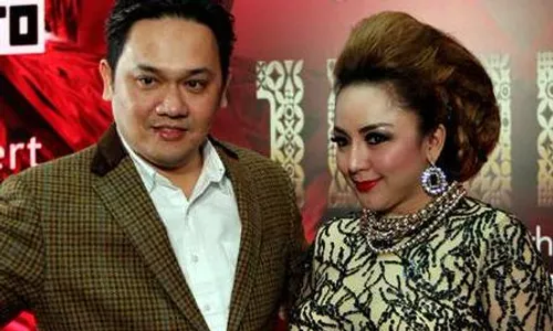 KABAR ARTIS : Farhat Abbas Nyatakan Pisah dari Regina