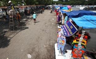 FOTO KEBAKARAN PASAR KLEWER SOLO : Kios Darurat Pasar Klewer Siap Minggu