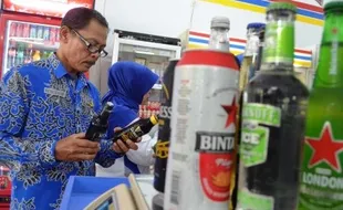 FOTO MINUMAN BERALKOHOL : Disperindagta Kota Madiun Razia Minimarket