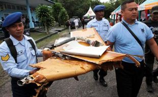 FOTO PESAWAT AIRASIA DITEMUKAN : Serpihan Airasia QZ 8501 Didaratkan