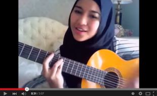 MOST POPULAR YOUTUBE : Mainkan Lagu Akustik, Gadis Berjilbab Ini Hebohkan Sosmed