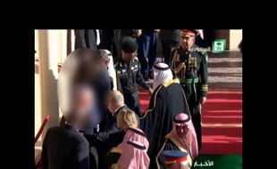 OBAMA KE ARAB SAUDI : Media Arab Sensor Wajah Istri Obama