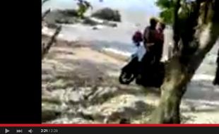 VIDEO PENANGKAPAN BUAYA DARAT : Heboh, Rekaman Sejoli Tepergok Esek Esek di Pantai Anyer 