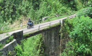 KERUSAKAN INFRASTRUKTUR : Fondasi Berlubang, Jembatan Akses Klaten-Boyolali Rawan Ambrol