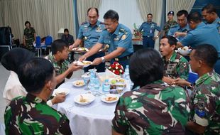 PRESTASI  TNI : Dijamu Makan Bersama, Intelijen Ini Malah Menitikkan Air Mata, Apa Penyebabnya?  