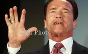 KABAR ARTIS : Arnold Schwarzenegger Pamer Mobil Terbaru