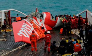 PESAWAT AIRASIA DITEMUKAN : Ada Kemungkinan Black Box Jatuh saat Evakuasi Ekor Pesawat