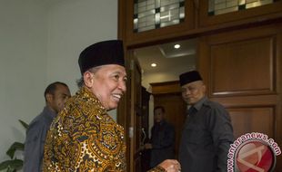 KASUS SUAP KIAI FUAD : Hamzah Haz Sarankan Fuad Amin Pasrah