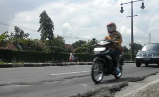 Pita Kejut Depan Kopassus Dituding Picu Kerusakan Jalan