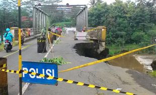 KERUSAKAN JALAN : Awas, Jalan Ke Wisata Pantai Balekambang Malang Ambrol