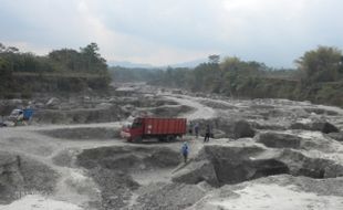 Tebing Longsor, Belasan Truk Pasir Terjebak di Kali Woro Klaten