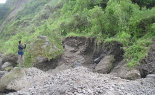 Tebing Kaliworo Longsor, Penambang Pasir Tewas