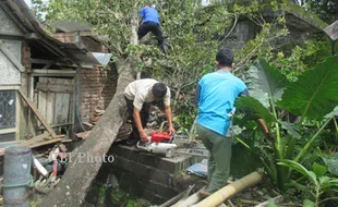 MUSIM HUJAN : Proses Evakuasi Butuh 9 Orang Selama 3 Jam