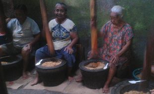 PEREMPUAN PERKASA MADIUN : Luar Biasa, Nenek-Nenek Ini Rupanya Aktor di Balik Mendunianya Sambal Pecel 