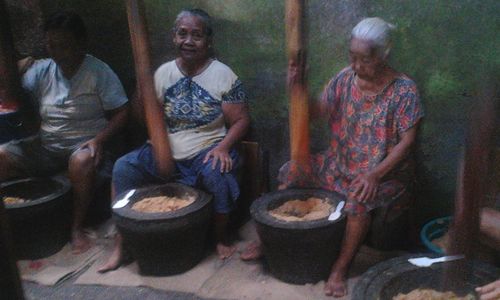 BISNIS UNIK : Meski Zaman Serba Canggih, Perusahaan Beromzet Ratusan Juta Ini Tetap Pakai Batu Lumpang