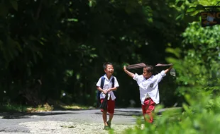 FOTO JALAN RUSAK : Anak-anak tetap Bersemangat