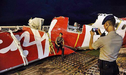 TRENDING SOSMED : Narsis di Ekor Pesawat Airasia, Oknum Polisi Dikecam