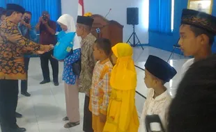 GERAKAN SANTUNAN : Thoriqoh Shiddiqiyyah Bagikan Bingkisan 438 Warga Tak Mampu