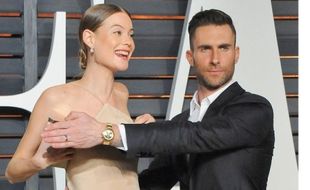 PIALA OSCAR : Ops! Baju Istri Tersingkap,  Adam Levine Sigap