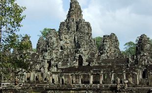 KISAH UNIK : Foto Tanpa Busana di Candi, 2 Turis Dideportasi