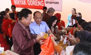 FOTO BAZAR MURAH : Sekolah Komunitas Jual Minyak Sinarmas