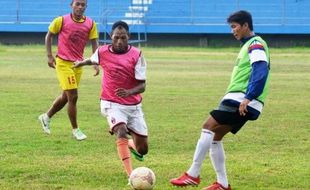 FOTO DIVISI UTAMA 2015 : Madiun Putra FC Optimalkan Atlet Lokal