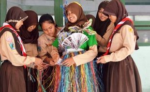 FOTO HARI PEDULI SAMPAH : Ini Busana Sampah Karya Pelajar Madiun