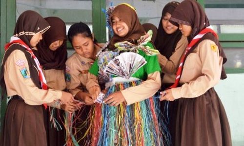 FOTO HARI PEDULI SAMPAH : Ini Busana Sampah Karya Pelajar Madiun