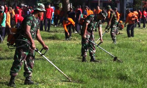 FOTO HUT KOTA SOLO : Tentara dan Polisi Rapikan Vastenburg