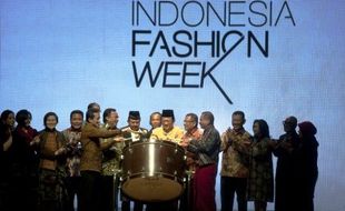 FOTO INDONESIA FASHION WEEK : 3 Menteri Hadiri Pembukaan IFW 2015