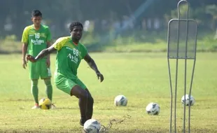 FOTO ISL 2015 : Persebaya Terus Seleksi Pemain Asing