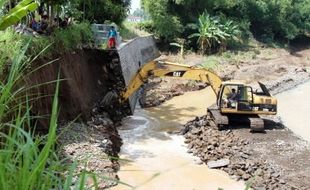 FOTO LONGSOR KEDIRI : Normalisasi Sungai Brantas Pakai Alat Berat