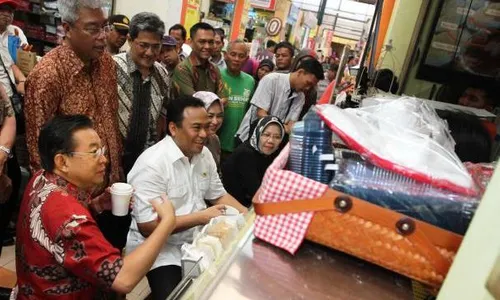 FOTO NGOPI BARENG MENTERI PERDAGANGAN : Mendag Dorong Pedagang Berinovasi