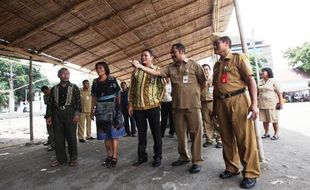 FOTO PASAR DARURAT KLEWER : Wali Kota Rudy Pastikan Vastenburg Siap