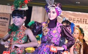 FOTO PERAGAAN BUSANA : Ratusan Model Peragakan Batik di Madiun