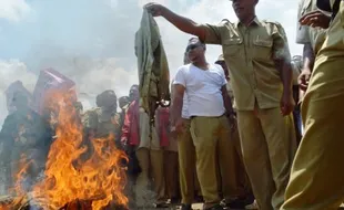 FOTO PERANGKAT DESA Madiun Bakar Seragam