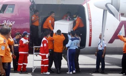 FOTO PESAWAT AIRASIA HILANG : Basarnas Temukan Jenazah Kopilot