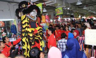 FOTO TAHUN BARU IMLEK : Ada Barongsai di Pusat Grosir Solo