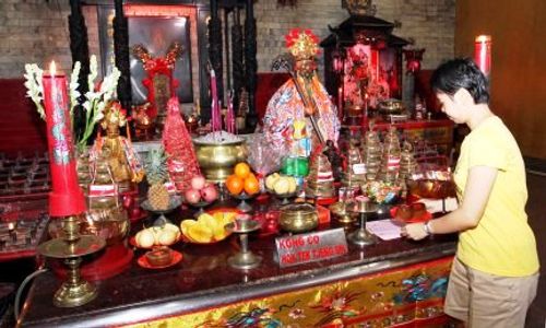 FOTO TAHUN BARU IMLEK : Kue Keranjang Mulai Masuk Vihara